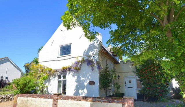 Gable Cottage - Three Bedroom House, Sleeps 6