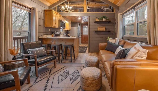 Gabriele Luxury pondside cabin with hot tub, firepit