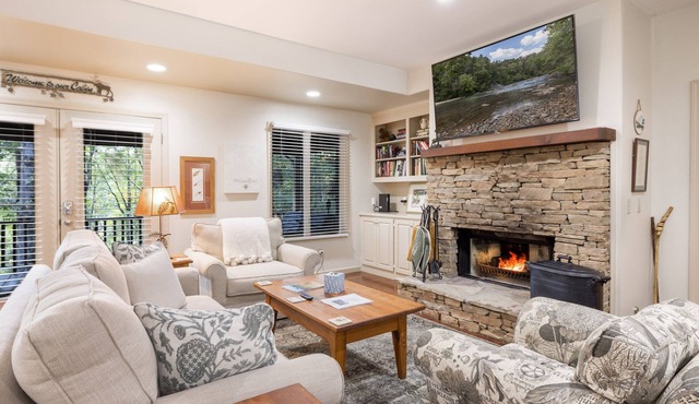 Gaby's on the River - Perfect Vacation Home Short Walk to Chattahoochee River