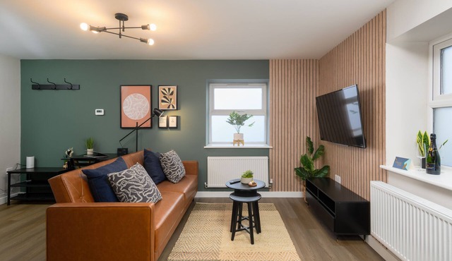 Gad Suite - Modern 2BR Apartment with Parking and