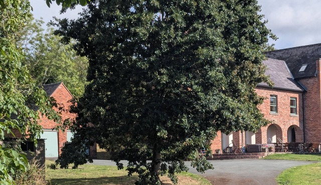 GAER HALL, pet friendly, with hot tub in Guilsfield