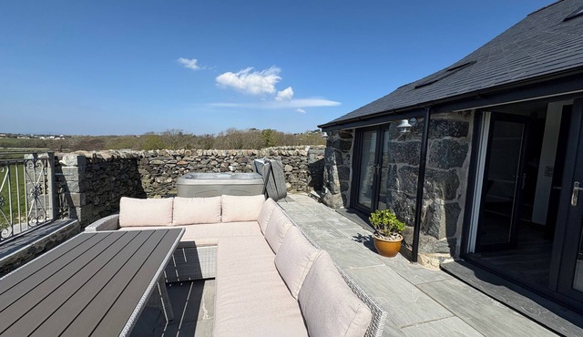 GAERAU BACH, pet friendly, luxury holiday cottage in Llanaber