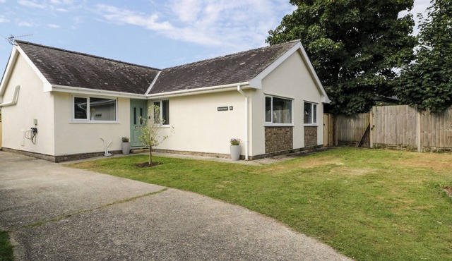 GAGA AR Y TRAETH, pet friendly, with a garden in Morfa Bychan