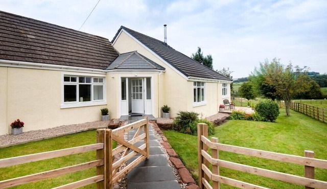 GAIDREW COTTAGE, family friendly, luxury holiday cottage in Drymen