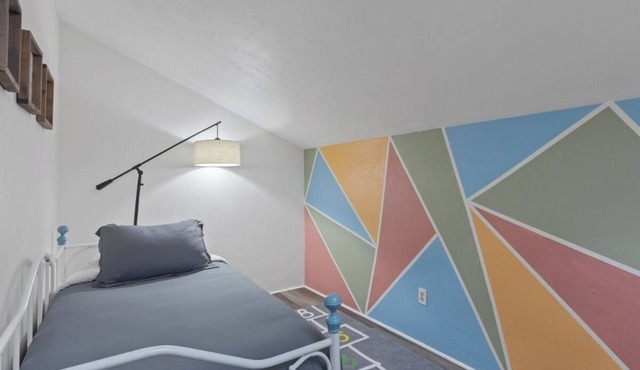Gainesville Dart Boards Inspired, Family Friendly Condo w/Dart Board+Games