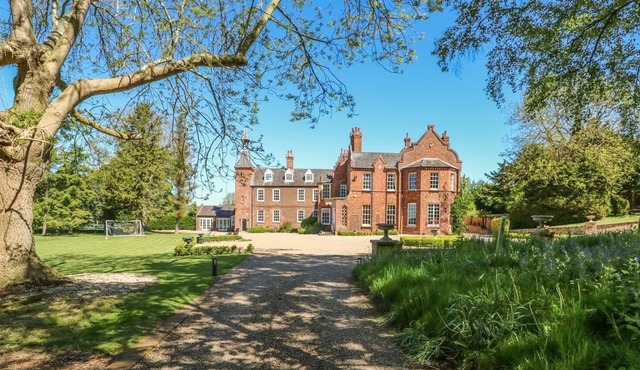 GAINSFORD HALL, pet friendly, luxury holiday cottage in Spilsby