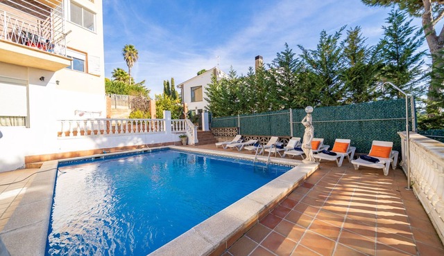 GALA LUX, VILLA WITH POOL IN URBANISATION NEAR THE CENTER OF LLORET DE MAR