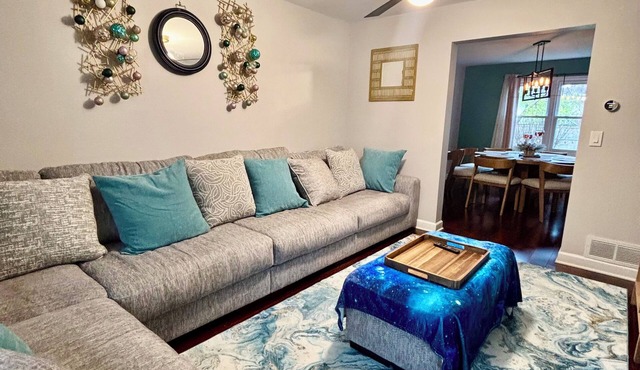 Galactic Oasis Wonderful 5 bedroom theme home, Wi-Fi, king beds and smart tvs