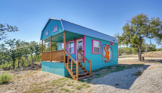 'Galactikitty' - Quirky Cabin Near Lake Brownwood!