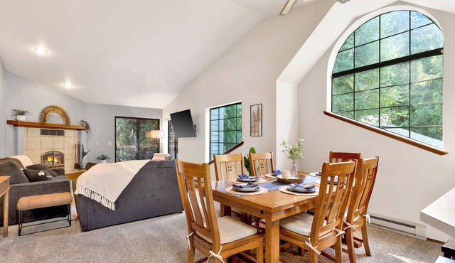 Galbraith Mtn Forest Retreat - pedal to world-class mountain biking trails!