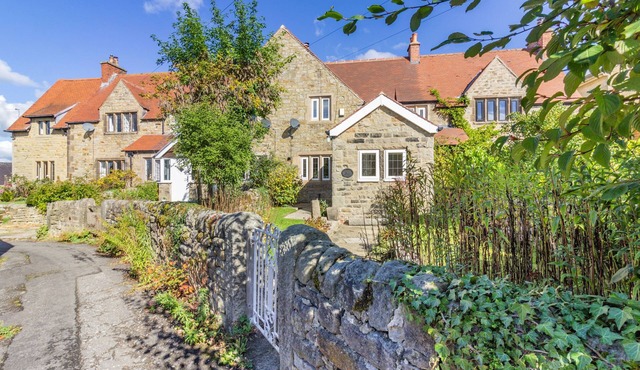 GALEN CROFT, family friendly, with open fire in Curbar