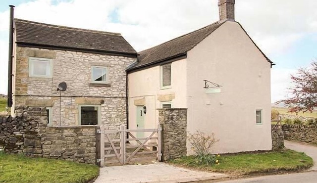 GALENA COTTAGE, pet friendly, character holiday cottage in Tideswell