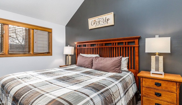 Galena Oak Glen Getaway near Shopping, Golfing, Hiking