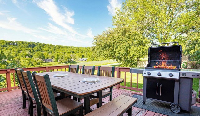 Galena retreat for 14! Hot tub + Game Room + Golf