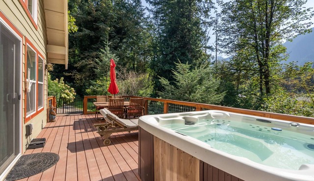 Galena's Getaway: Spacious & bright riverfront home in Cascades w/hot tub on gorgeous 3 acres