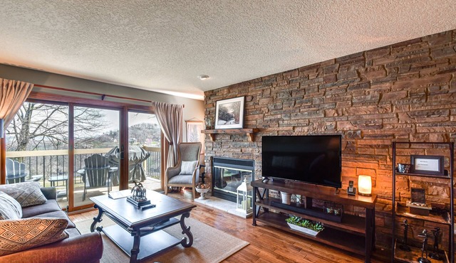 Galena Townhome w/Deck & Golf Course View!