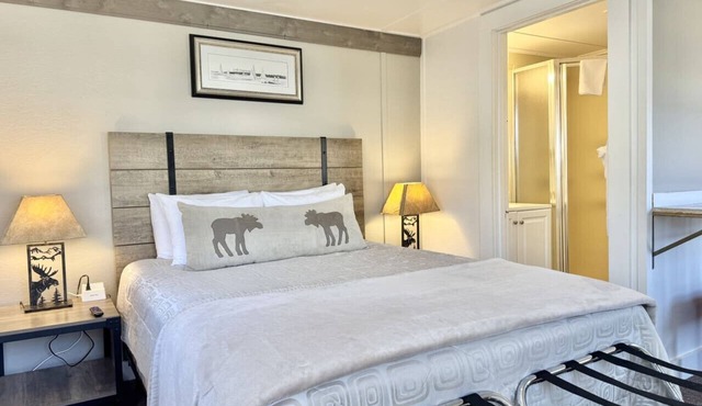 Gallagher`s Travels Cabin 1 (Single Queen)