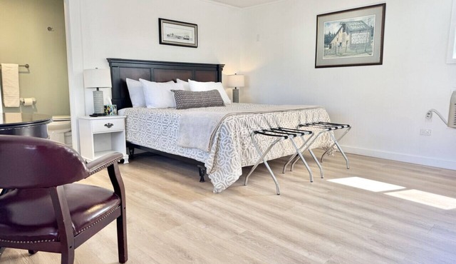 Gallagher`s Travels Room 12-A (King Bed)