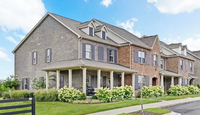 Gallatin Gem | Sleeps 7 + Pool & Music Nearby