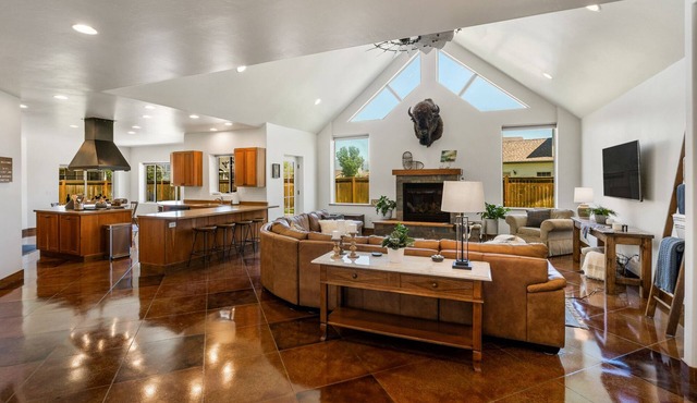 Gallatin Getaway - Cheerful Home with Hot Tub