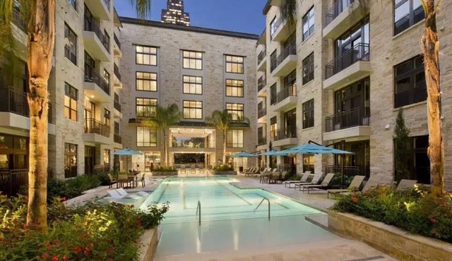 Galleria King Luxe - Wall to Mall - Pool View