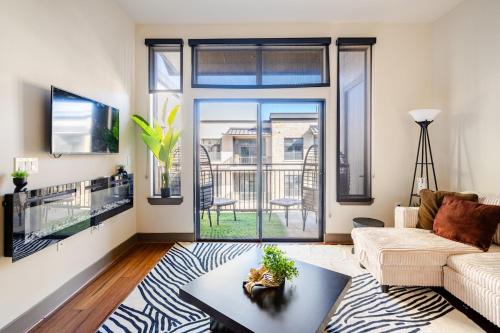 Galleria King Luxury Suite - Walk to Mall - Pool View