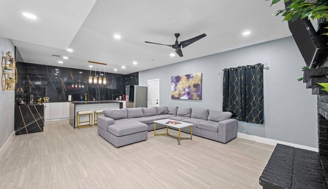 Galleria Spacious 5-bedroom House with Pool & Free Parking