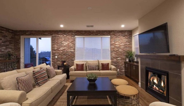 Gallery on the Green- Luxurious home with amazing golf course view!