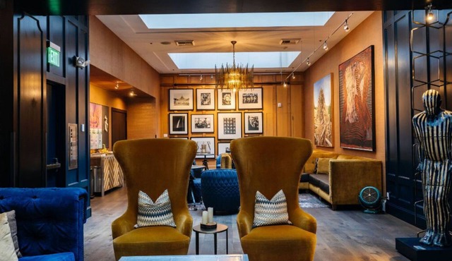 Gallery Suite | Vibrant Locale + Artistic Touches