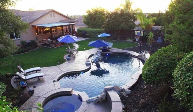 Gallinger · Fabulous Grand Home Pool~Jacuzzi Central Walkable