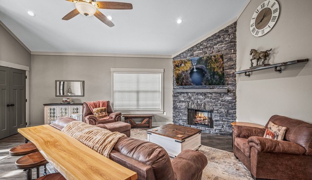 Gallop and Grace Cottage | Fast Wi-Fi | King Suite | 4 Smart TVs | Soaking Tub