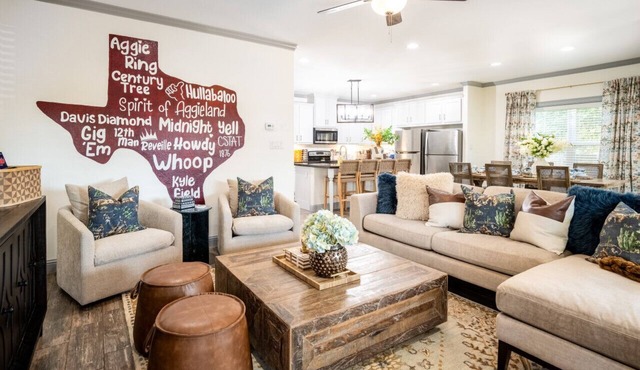 Gallop & Gig'em Getaway: 5BR/5.5BA Retreat with Private Yard, Central College Station