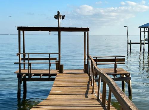 Galveston Bay Elegant Waterfront Home 3bed 3b Lighted Private fishing pier