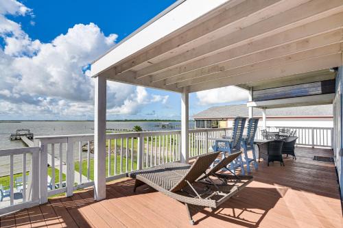 Galveston Bay Views and Pier! San Leon Gulf Getaway