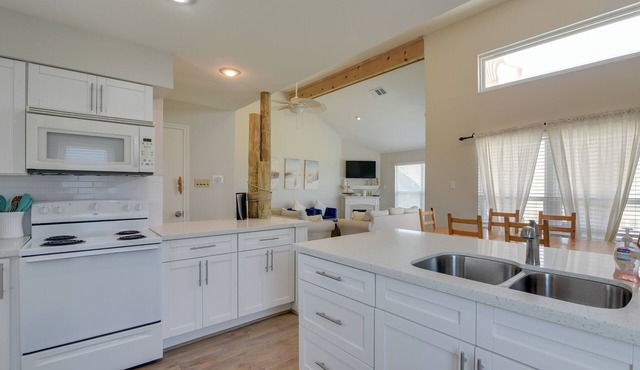 Galveston Townhome w/Balconies: Walk to Beach!