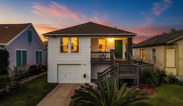 Galveston Vacation Destination w/Huge Pool, Hot Tub, Fire Pit, Pool Table!