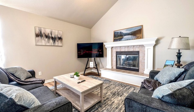 Galway Street Getaway: clean, comfy Smithville home in a quiet neighborhood. 2 bedrooms + bonus basement sleeper sofa, 3 full baths (primary ensuite + basement bath). KC attractions are typically 30–45 min away.