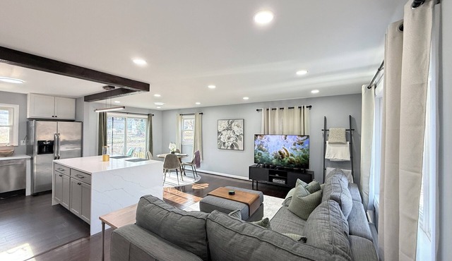 Gambrills Modern Retreat near Annapolis & Ft Meade - Office Space and Game Room