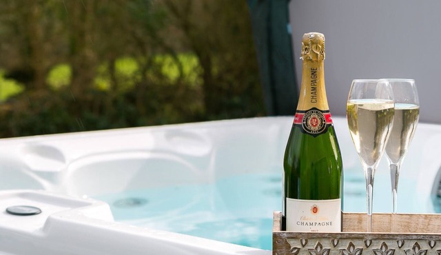 Gamdda Fawr - a hot tub that sleeps 8 guests in 4 bedrooms