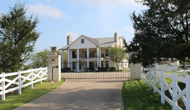 Game Day/Family Gathering/Wedding venue with Pool. Largest in College Station.