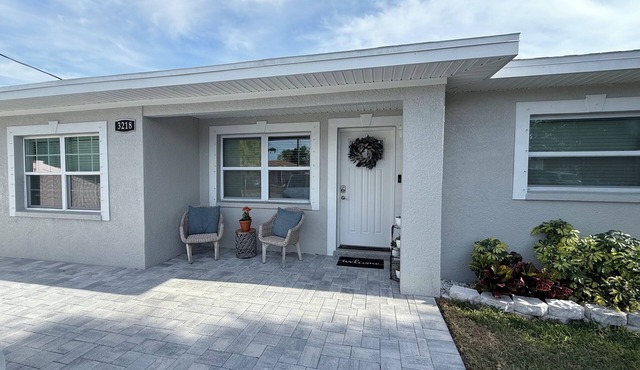 Game Day & Getaway Ready. Walk to Stadium. 3BR with Yard & Grill. Pet Friendly