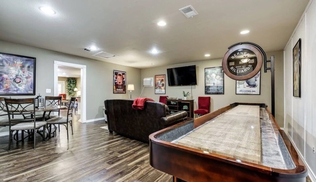 "Game Day Getaway" - Walk to Stadiums! Hot Tub! Shuffleboard!