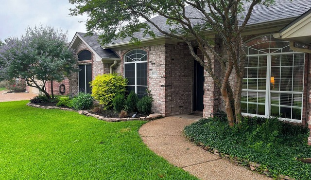 Game Day Home for the entire Family, 4 Bedrooms, 3 Baths, 8 Beds, 12 Guests