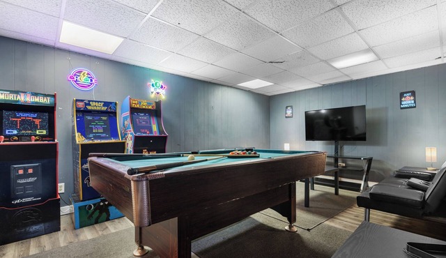 Game House with Pool Table, Arcades and 3 Beds