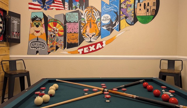 Game Night Inn- King Beds- Hot tub- 8 miles to SeaWorld/Lackland AFB