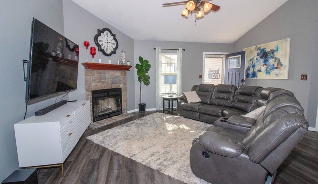 Game Plan Getaway is a 5BR, 3BA home in Waynesville, minutes from Fort Leonard Wood. Sleeps 11 and features a pool table, indoor basketball, Pac-Man arcade, smart TVs, and spacious living area, perfect for graduation stays, and family getaways!