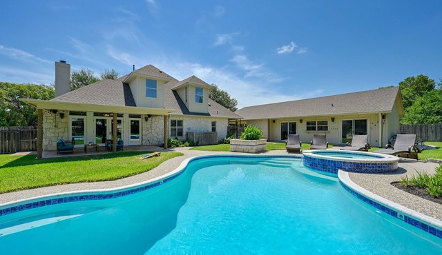 Game room, 16 Beds, Pool, Hot tub, 12 min to Downtown