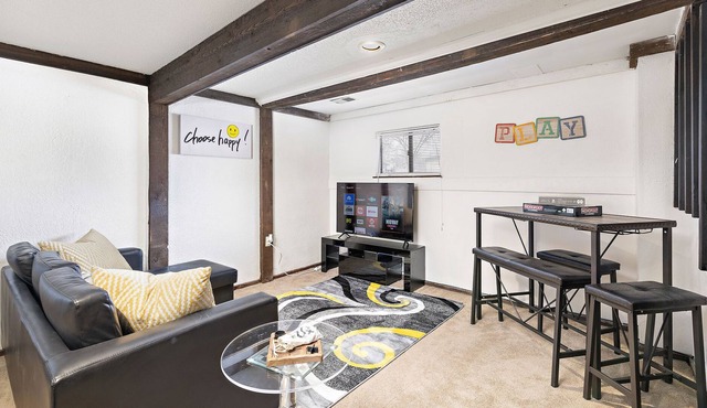 Game Room; 20 Minutes from all of Kansas City