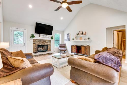 Game Room and Peaceful Deck Dacula Family Home