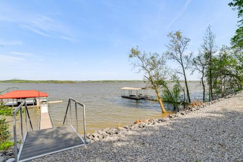 Game Room and Screened Porch Kentucky Lake Retreat!